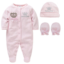Lade das Bild in den Galerie-Viewer, Baby-Set aus Pyjama, Mütze und Fäustlingen
