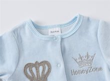 Lade das Bild in den Galerie-Viewer, Baby-Set aus Pyjama, Mütze und Fäustlingen

