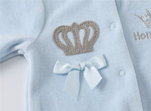 Lade das Bild in den Galerie-Viewer, Baby-Set aus Pyjama, Mütze und Fäustlingen
