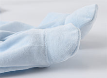 Lade das Bild in den Galerie-Viewer, Baby-Set aus Pyjama, Mütze und Fäustlingen

