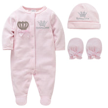 Lade das Bild in den Galerie-Viewer, Baby-Set aus Pyjama, Mütze und Fäustlingen

