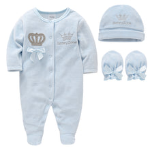 Lade das Bild in den Galerie-Viewer, Baby-Set aus Pyjama, Mütze und Fäustlingen
