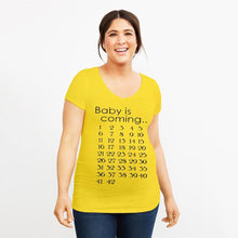 Charger l&#39;image dans la galerie, T-SHIRT DE GROSSESSE - BABY IS COMING
